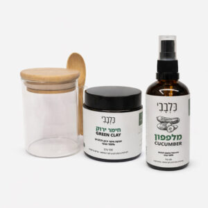 בקבוק 100 מל של הידרוסול מלפפון וצנצנת זכוכית של אבקת חימר ירוק וצנצנת זכוכית שקופה עם מכסה עץ